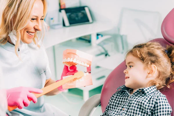 Menina Clínica Dentária Aprendendo Escovar Dentes Corretamente — Fotografia de Stock