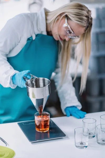 Vrouwelijke Kaars Maker Gieten Gesmolten Oranje Wax Het Glas Met — Stockfoto