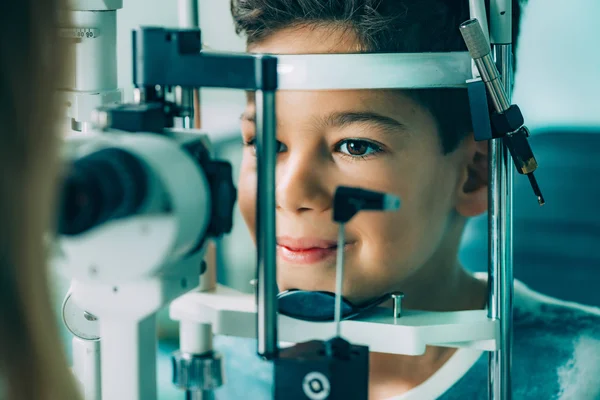 Oftalmologista Examinando Menino Com Lâmpada Fenda — Fotografia de Stock