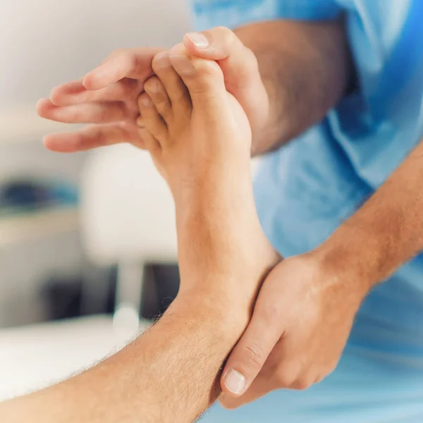 Fyzioterapeut Dělá Léčivé Ošetření Pacienta Pěšky Terapeut Modré Uniformě Osteopatie — Stock fotografie