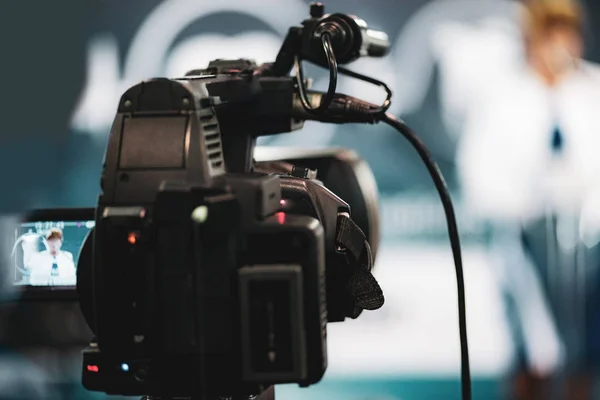 Video Camera Opname Presentatie Tijdens Persconferentie Wazig Vrouwelijke Spreker Achtergrond — Stockfoto