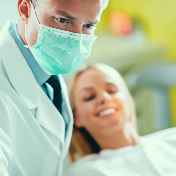 Dentista Trabalhando Com Jovem Paciente Feminina — Fotografia de Stock