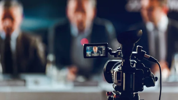 Fotocamera Digitale Professionale Alla Conferenza Stampa Altoparlanti Sfocati Con Sfondo — Foto Stock