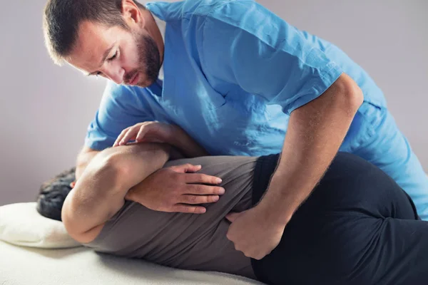 Fisioterapeuta Fazendo Tratamento Cura Nas Costas Homem Terapeuta Uniforme Azul — Fotografia de Stock