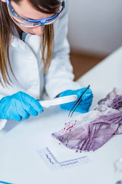 Primo Piano Del Ricercatore Che Lavora Laboratorio — Foto Stock