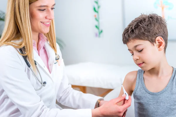 Pediatra Midiendo Temperatura Niño — Foto de Stock