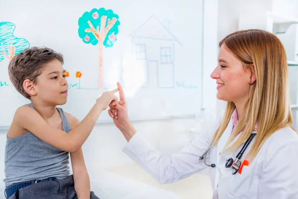 Pediatra Robi Badania Lekarskie Chłopcem — Zdjęcie stockowe