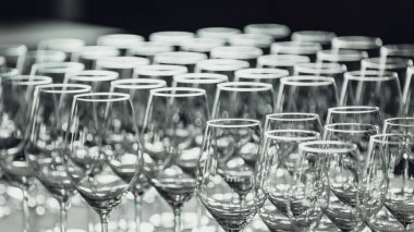 Restoran tablo boş şarap bardakları