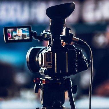 Basın toplantısında, bulanık hoparlörler takım elbise arka plan, canlı akış kavramı giyen profesyonel dijital fotoğraf makinesi