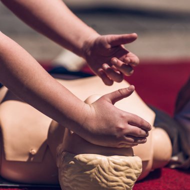 İlk yardım eğitim açık havada. Kalp masajı. İlk yardım kursu. 