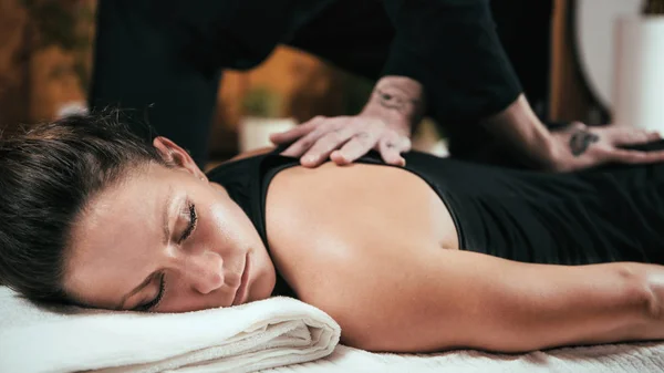 Vacker Ung Sportig Kvinna Njuta Shiatsu Ryggmassage Liggande Trägolvet Klädd — Stockfoto