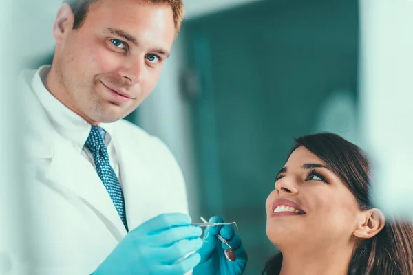 Zahnärztin Arbeitet Mit Junger Patientin — Stockfoto