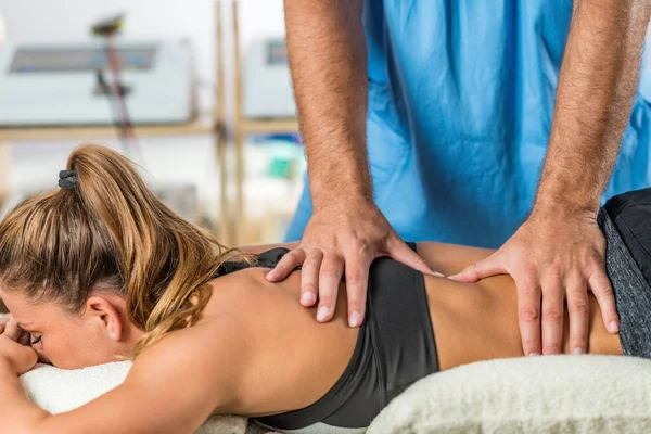 Fysiotherapie Therapeut Sterk Pressiemiddel Lagere Rugspieren — Stockfoto