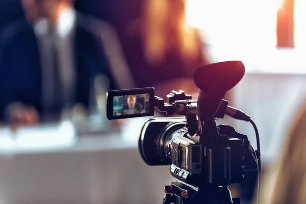 Professionelle Digitalkamera Bei Pressekonferenz Verschwommene Lautsprecher Anzughintergrund Live Streaming Konzept — Stockfoto
