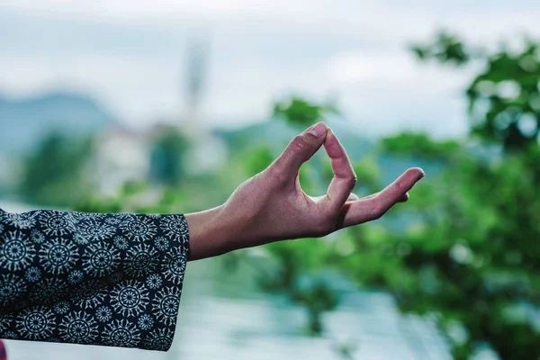 Närbild Syn Kvinnan Meditera Vid Sjön — Stockfoto