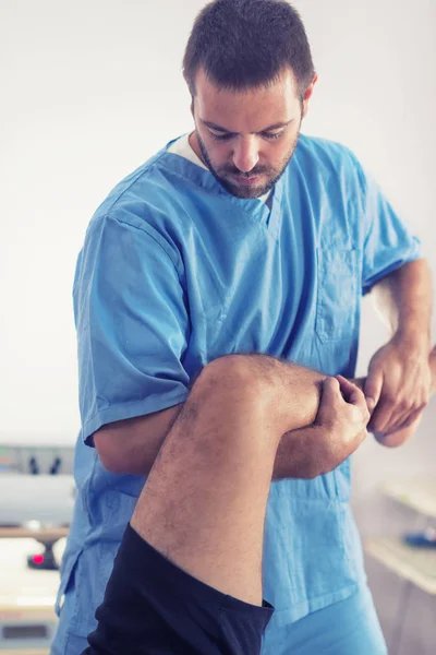 Physiotherapeut Bei Der Heilbehandlung Bein Des Patienten Therapeut Blauer Uniform — Stockfoto