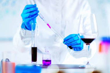 Laboratuvarda kırmızı şarap teftiş kalite kontrol uzmanı