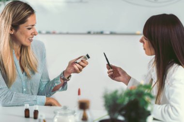 Homeopati. Kadın bir homeopath ziyaret