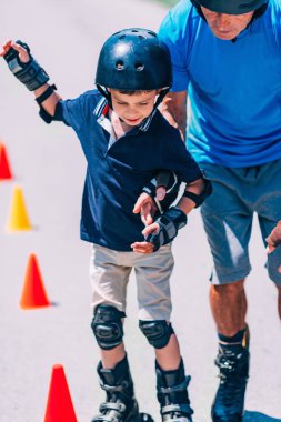 Parkta Dede ve torunu paten 