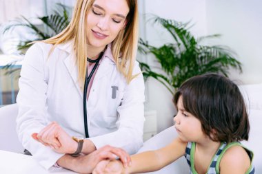 Küçük çocuklar Nabız ölçme çocuk doktoru  