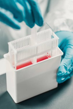 Mikrobiyoloji, teknisyen bakteri suşları ile çalışma