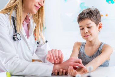 Çocuk doktoru ölçüm çocuklar kalp hızı  