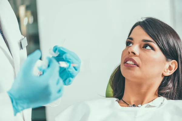 Junge Frau Bei Zahnärztlicher Untersuchung — Stockfoto