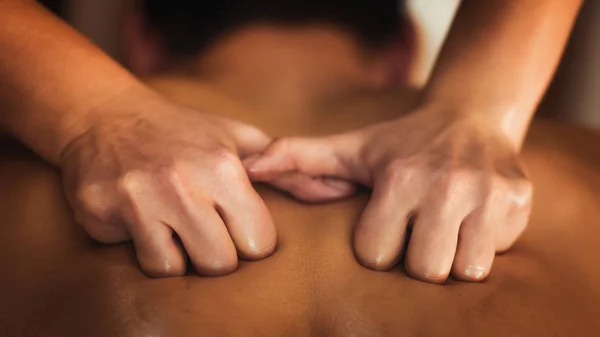 Fisioterapeuta Massageando Paciente Masculino Com Lesão Muscular Nas Costas Tratamento — Fotografia de Stock