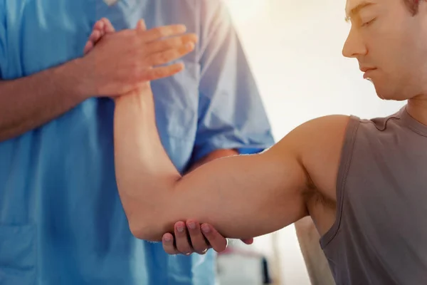 Physiotherapeut Bei Der Heilbehandlung Arm Des Mannes Therapeut Blauer Uniform — Stockfoto