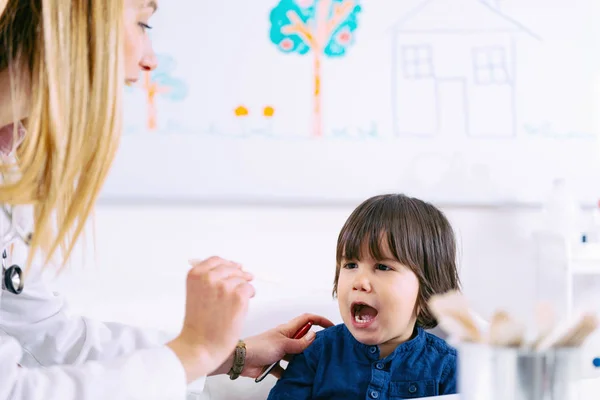 Pediatra Examinando Los Niños Pequeños Garganta Con Lengua Madera Depresor — Foto de Stock