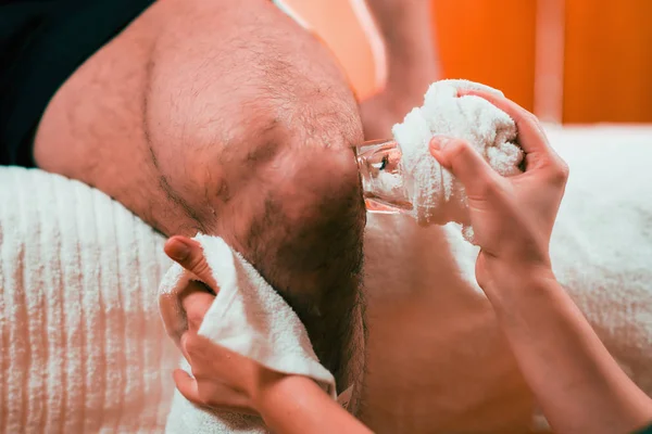 Houd Het Ijs Pijnlijke Knie — Stockfoto