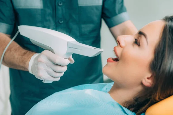 Zahnarzt Mit Zahnkamera Scannen Der Zähne Schöne Patientin — Stockfoto