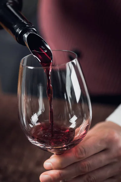 Kvinnliga Sommelier Häller Rött Vin Glas Vin — Stockfoto