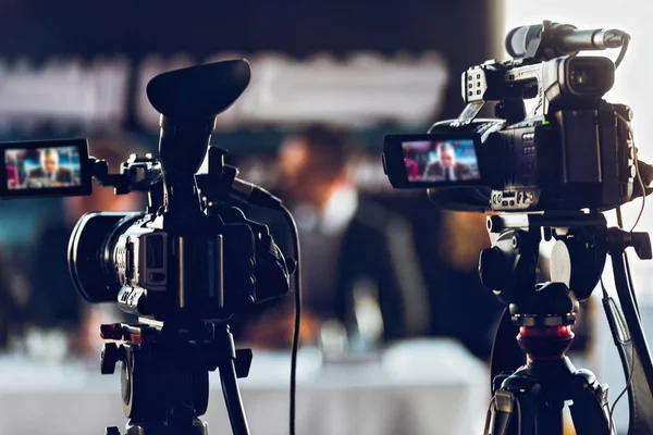 Twee Camera Opname Presentatie Tijdens Persconferentie Wazig Luidsprekers Dragen Pak — Stockfoto