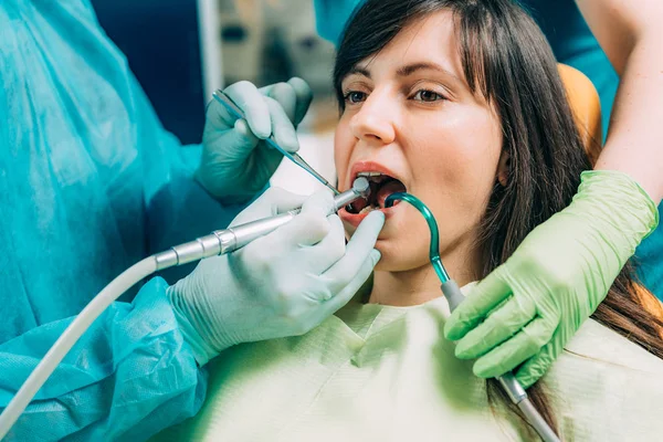 若いメスの患者を扱う歯科医 — ストック写真