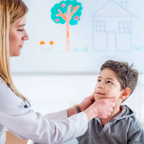 Pediatra Examinando Los Niños Glándulas Tiroideas — Foto de Stock