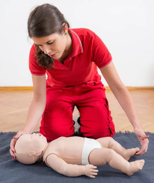 Entrenamiento Primeros Auxilios Reanimación Cardiopulmonar Curso Primeros Auxilios Sobre Muñeco — Foto de Stock