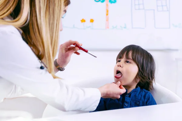 Kinderarts Behandeling Van Kleine Jongens Keel Met Pen Zaklamp — Stockfoto