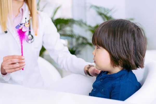 Kinderarzt Untersucht Die Sehkraft Kleiner Jungen — Stockfoto