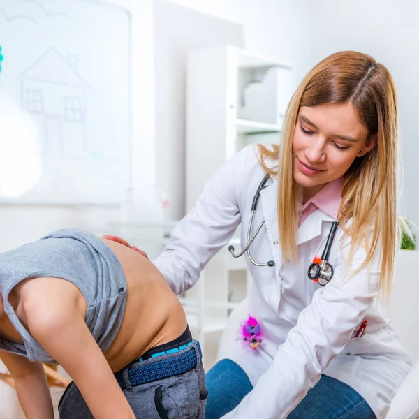 Kinderarzt Untersucht Wirbelsäule Des Jungen — Stockfoto