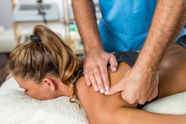 Osteopathy Therapist Applying Strong Pressure Shoulder Muscles — Stock Photo, Image