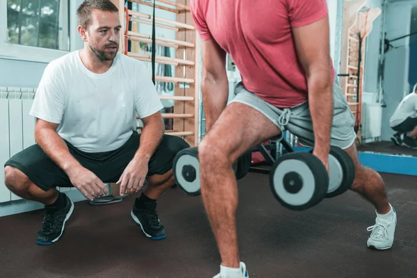 Peronal Trainer Male Client Exercising Gym — Stock Photo, Image