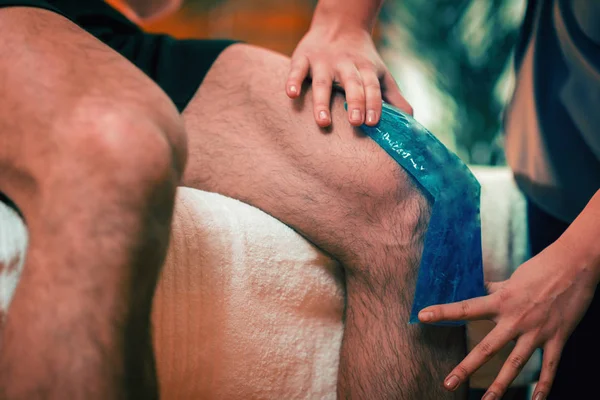 Houden Van Blauwe Ijskompres Pijnlijke Knie — Stockfoto