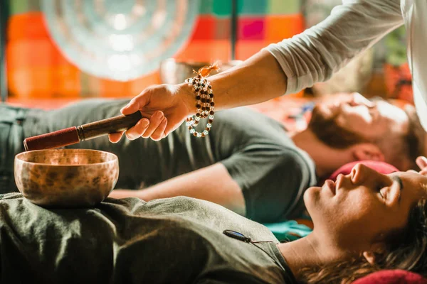 Tibetan Singing Bowl Sound Therapy — Stock Photo, Image