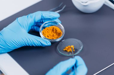 Laboratuvarda çalışan araştırmacı, yakın çekim