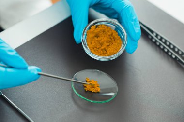 Laboratuvarda çalışan araştırmacı, yakın çekim