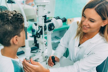 Slit lamba göz doktoruna muayene çocukla 