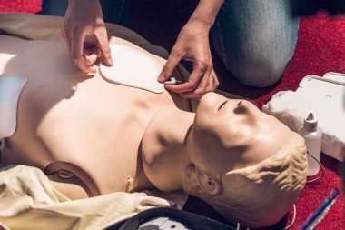 İlk yardım eğitimi. Defibrilatör Cpr uygulama