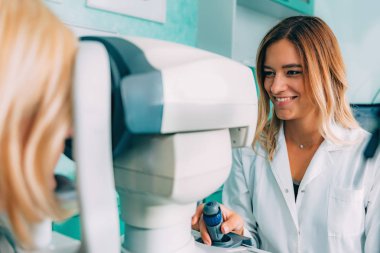 Otomatik refraktometre ile göz doktoruna muayene çocuk