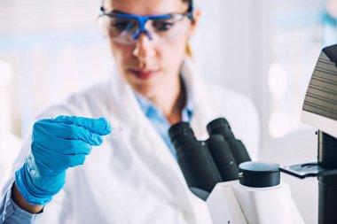 Araştırma yaparken deneyler laboratuvarda 